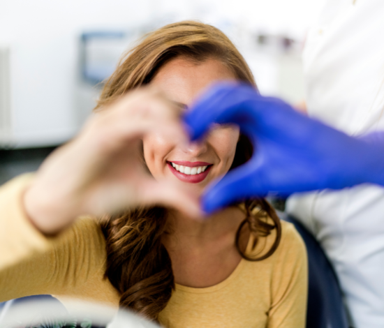 Mujer feliz en el dentista